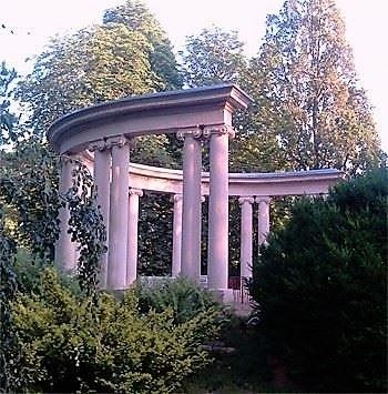 Tuffsteinbrunnen Totalansicht