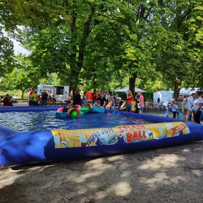 Kinderbelustigung mit Hüpfburg im Kurpark