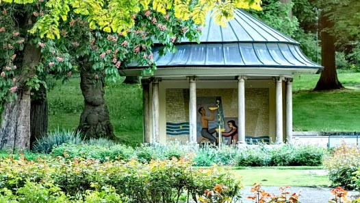 Der Julianenbrunnen inmitten des Kurparks