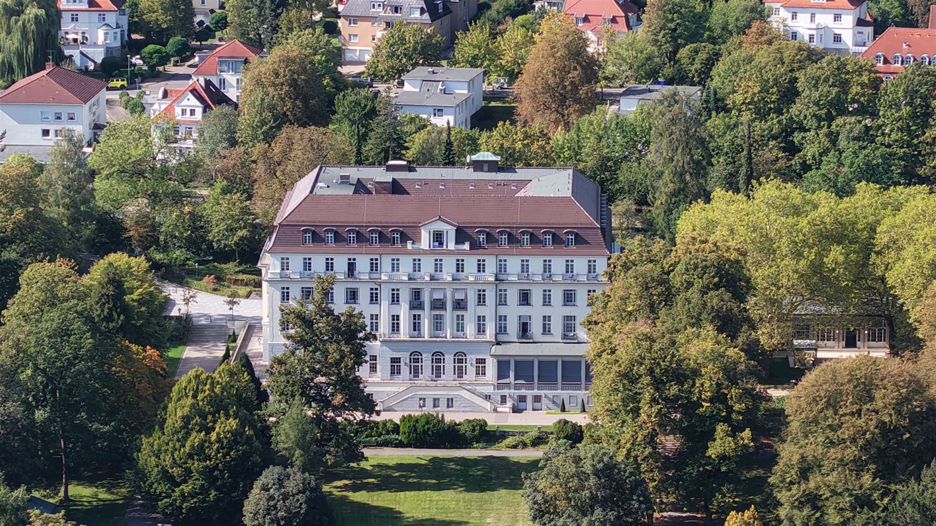 Der Fürstenhof, davor der Kurpark