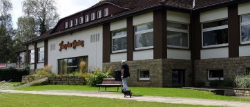 Touristinformation von der Strasse aus gesehen