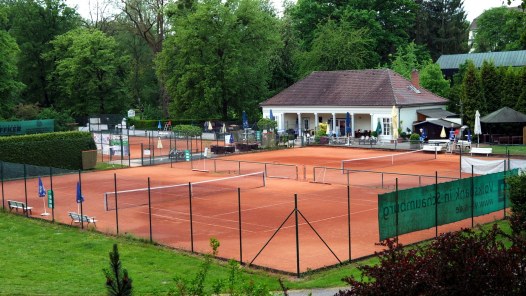 historischer Tennisplatz am Rande des Kurparks
