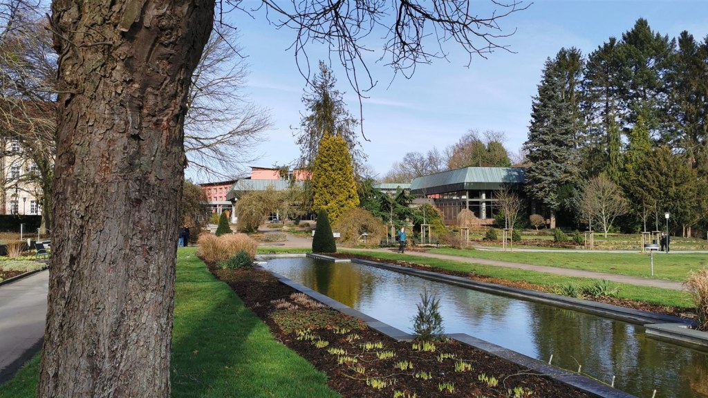 Park und im Hintergrund das Hallenbad der LVA