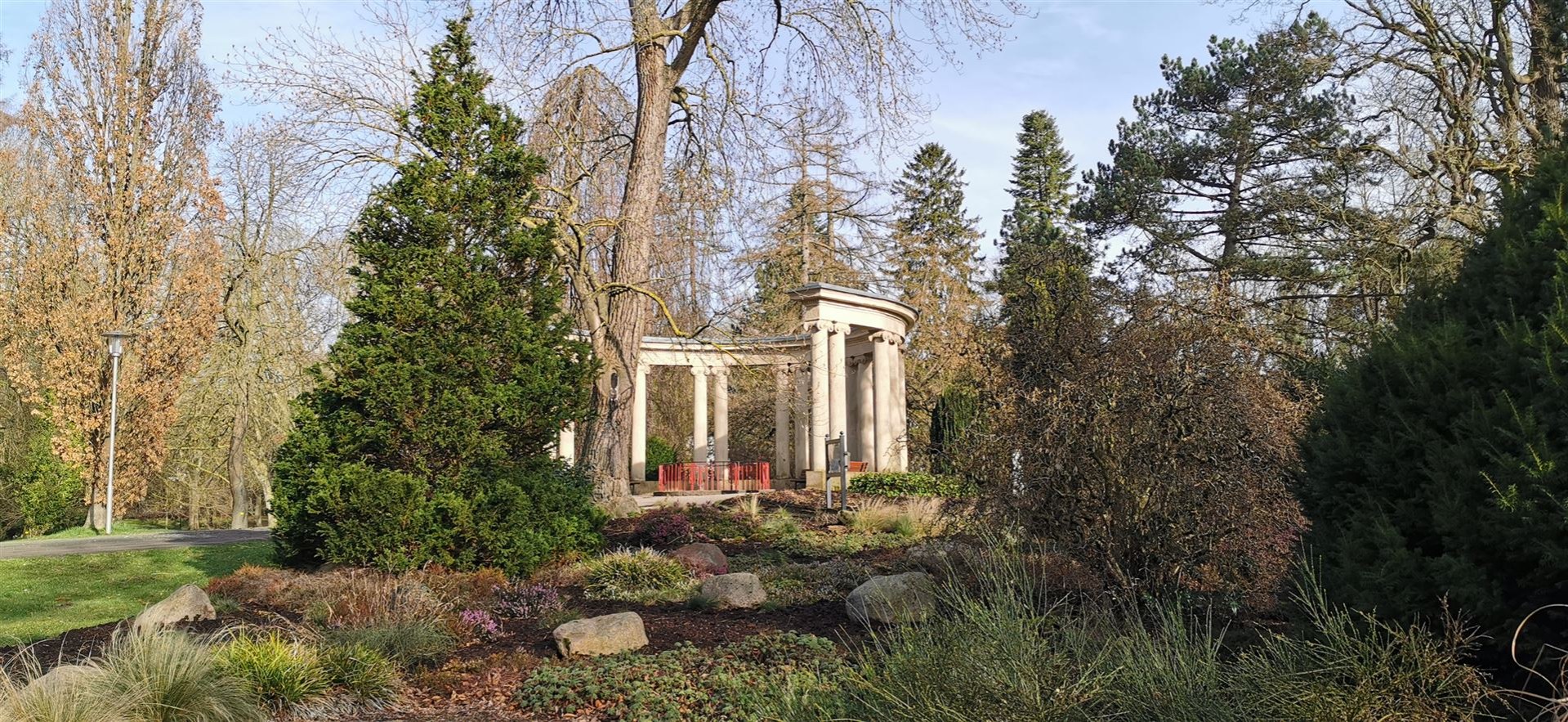Tuffsteinbrunnen - Mittelpunkt des Kurparks