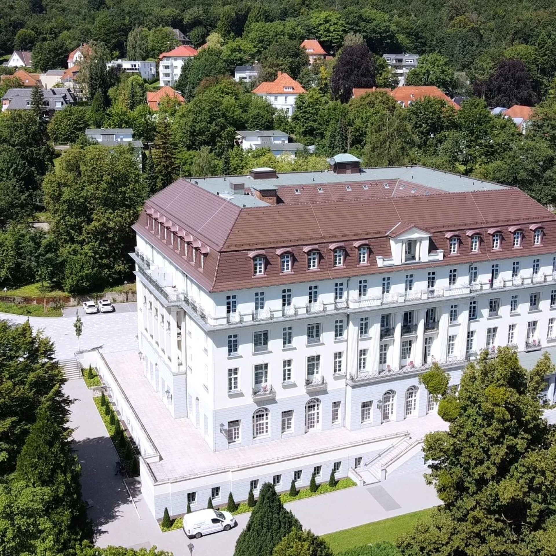 das imposante Gebäude des Fürstenhof im Kurpark der Reha LVA Bad Eilsen