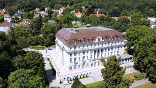 das imposante Gebäude des Fürstenhof im Kurpark der Reha LVA Bad Eilsen