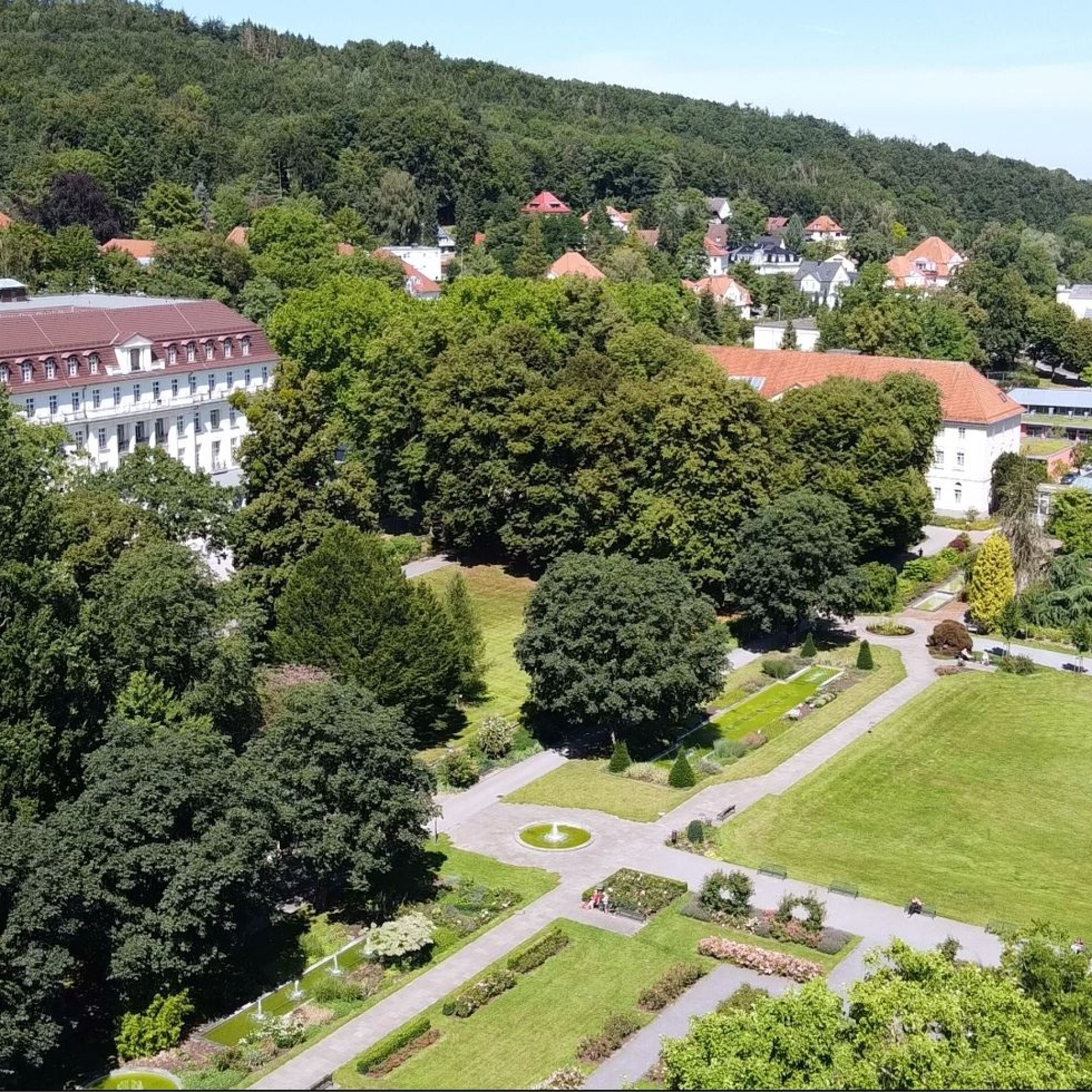 Teil des Kurparks mit Gebäude der Reha 